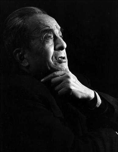 孙冶方(1908-1983)原名薛萼果,化名宋亮、孙宝山、叶非木、勉之等,江苏无锡玉祁镇人,著名经济学家、无产阶级革命家,著有《社会主义经济论稿》。孙冶方经济科学奖于1984年开始设立和评选,每两年评选、颁发一次,被认为是迄今为止中国经济学界的最高奖。