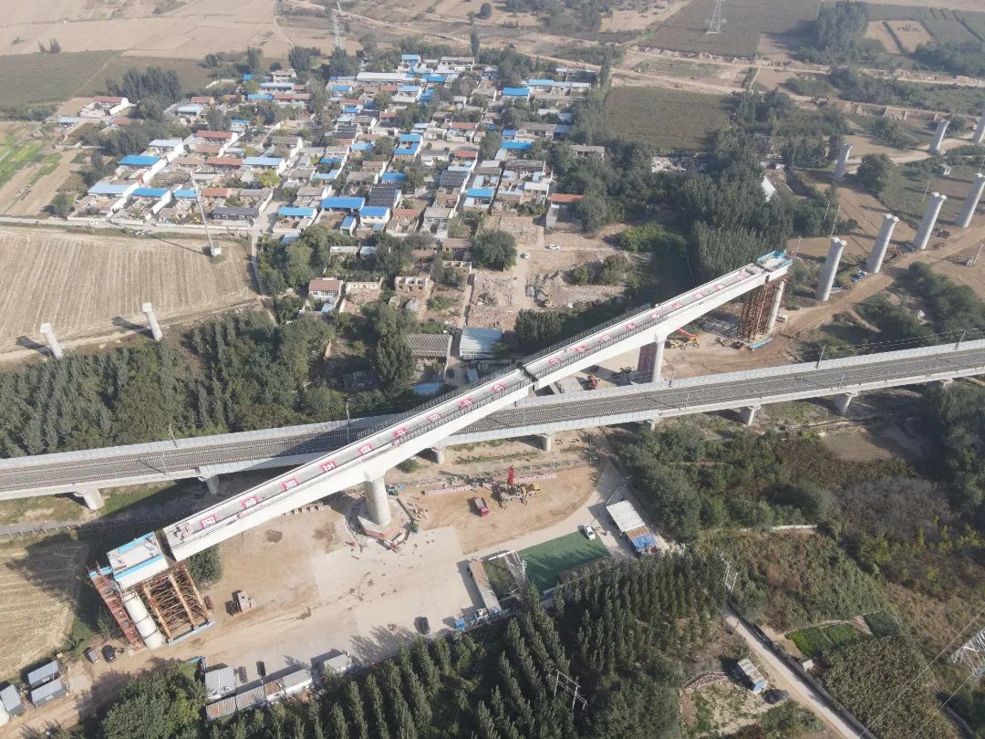 中国中铁最新消息_北沿江高铁转体连续梁完成_中国中铁重点工程建设