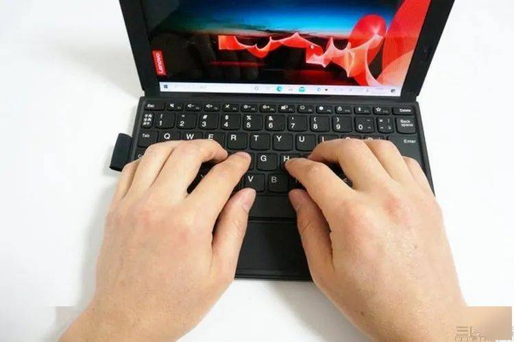 折叠屏笔记本电脑好不好用_折叠屏手机与折叠屏笔记本对比_笔记本电脑 大小尺寸