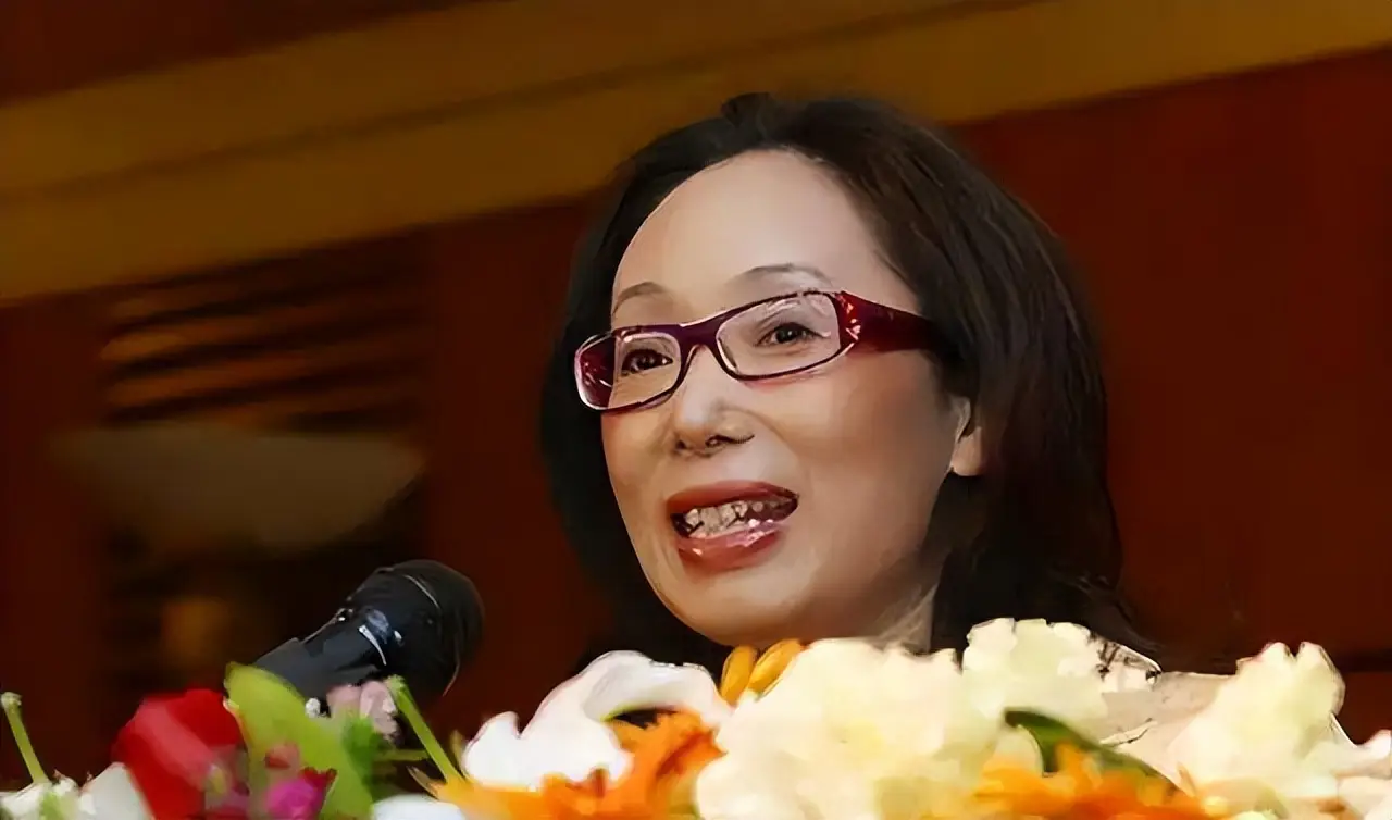 女富豪戴秀丽真实故事_女富豪戴秀丽离婚 时代周报_爱情与物质平衡