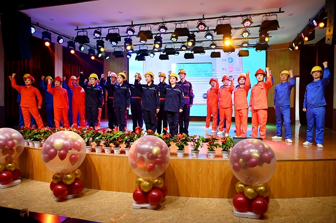 路家村煤业2025年度工作汇报及2026年部署_阳泉煤业2026年展望_山西阳泉盂县路家村煤业有限公司年度工作总结表彰大会