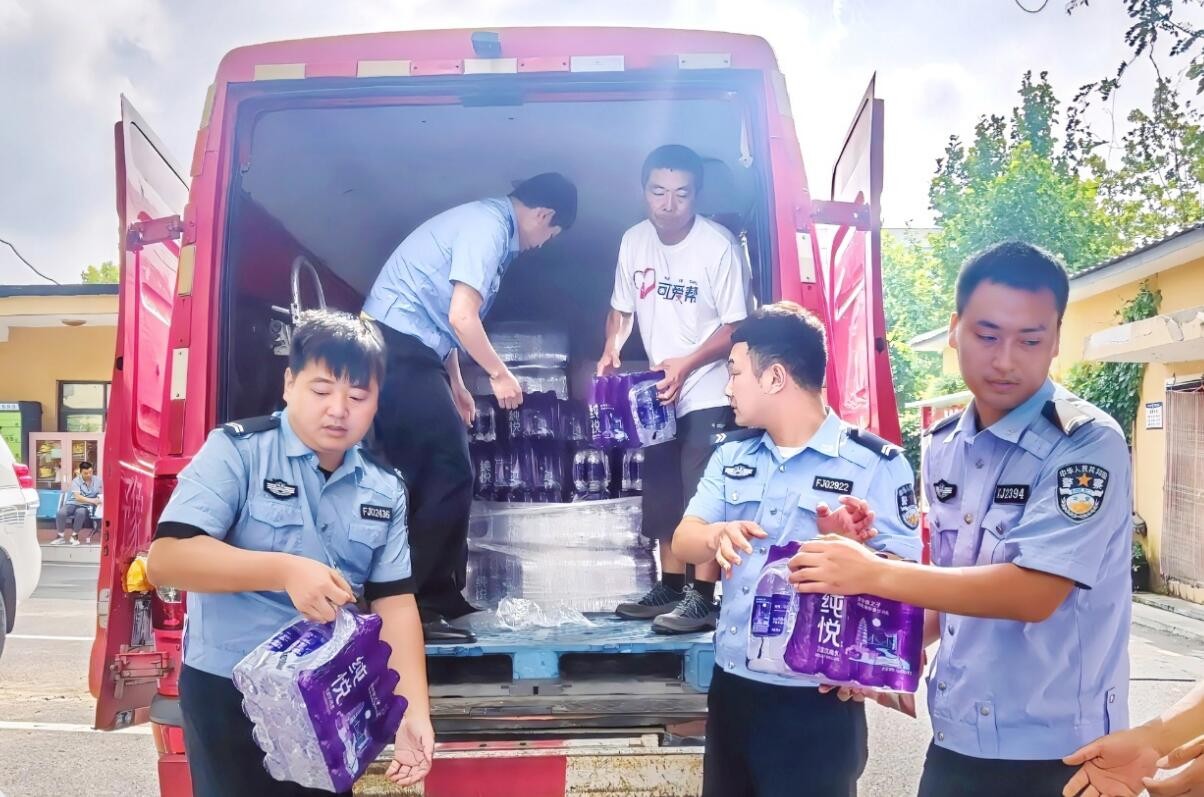 一瓶水的接力公益活动_可口可乐线下活动_郑州高温工作者送清凉