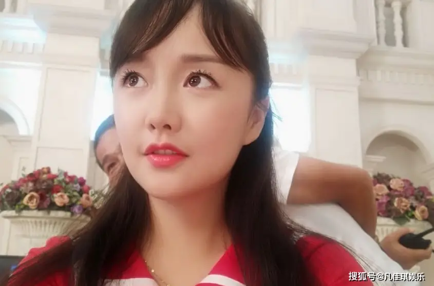 廖景萱张嘉倪紫菱之争_廖景萱近况与争议事件_廖景萱还在教书么